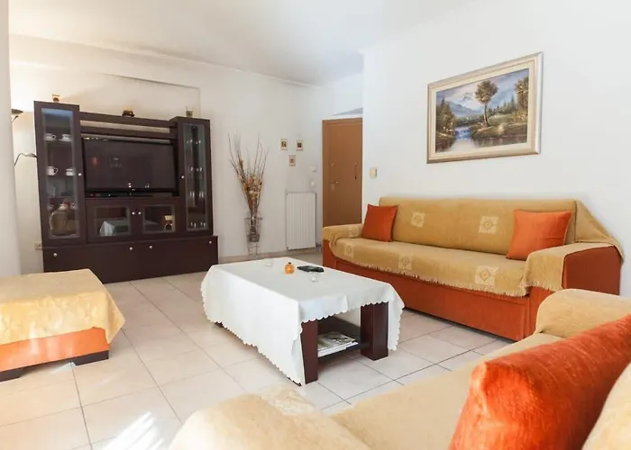 Scenic Balcony Apt In Vibrant Petralona