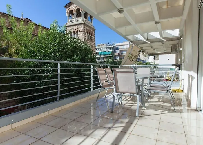 Scenic Balcony Apt In Vibrant Petralona