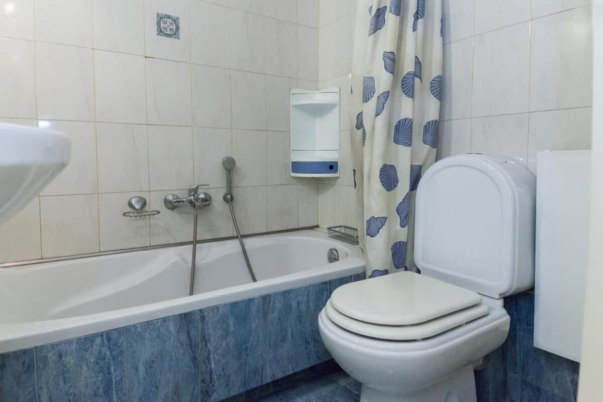 Apartment Scenic Balcony In Vibrant Petralona *