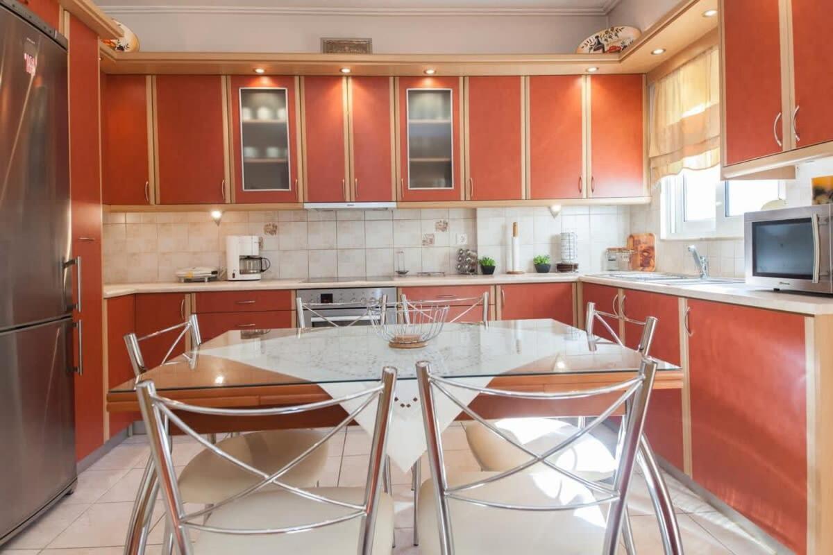 Apartment Scenic Balcony In Vibrant Petralona