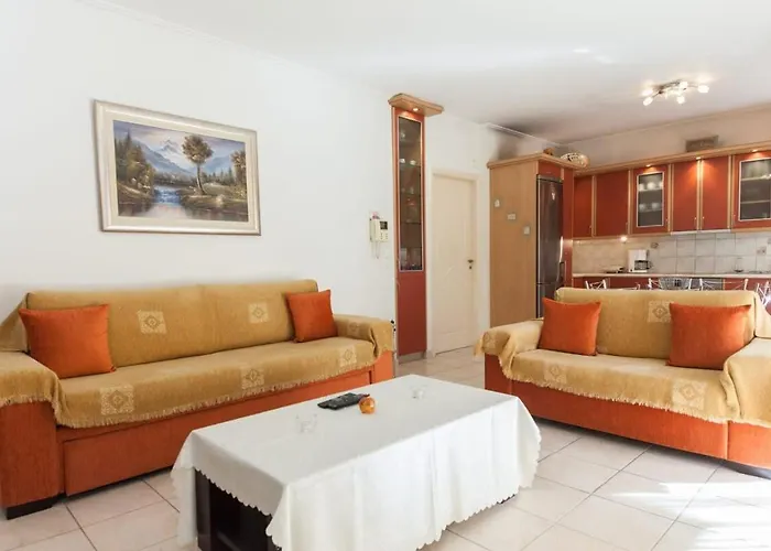 Scenic Balcony Apt In Vibrant Petralona